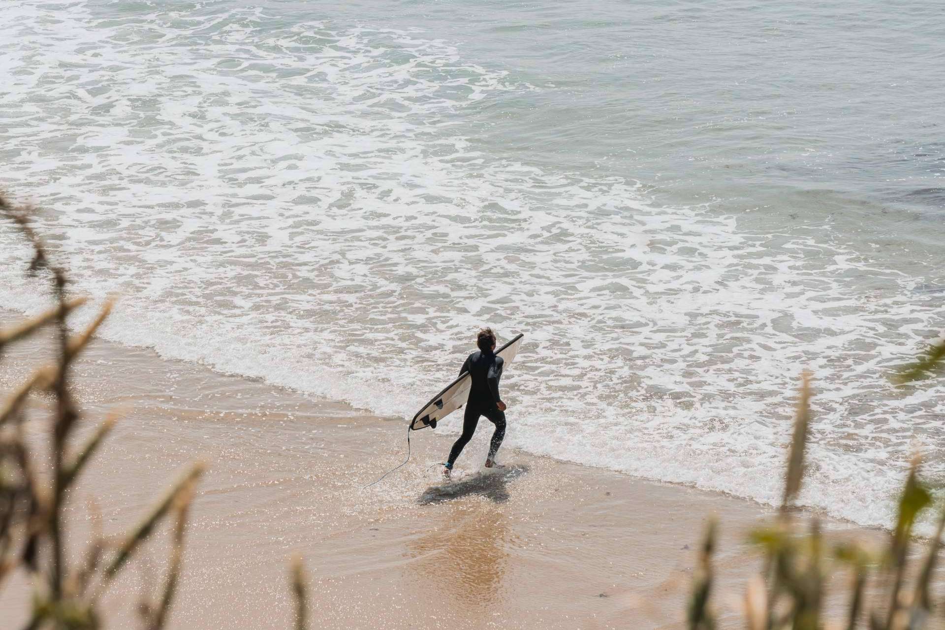 Cuáles son las 5 mejores playas de España para aprender a surfear