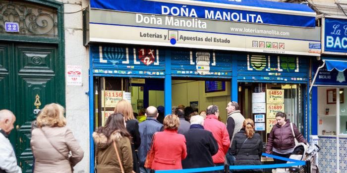 Gente comprando lotería de navidad en la agencia Doña Manolita, Madrid.