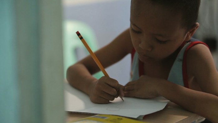 McDonald´s hace anuncio la vida del niño que estudiaba a la luz de su escaparate