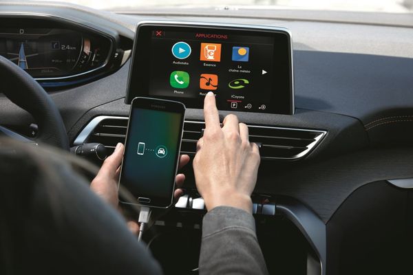 Peugeot, otro adicto más al smartphone