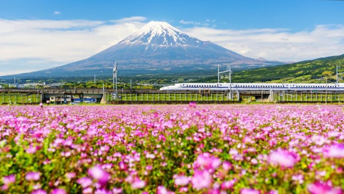 Foto de Tren bala pasando junto al Monte Fuji