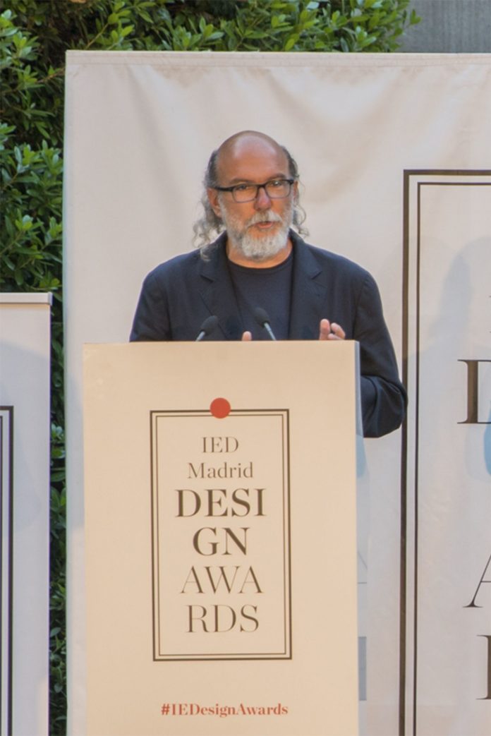 Foto de Toni Segarra dando su discurso de agradecimiento en los IED