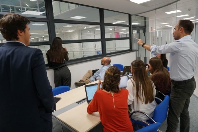 Foto de Un gremio de VASS en una sesión de trabajo