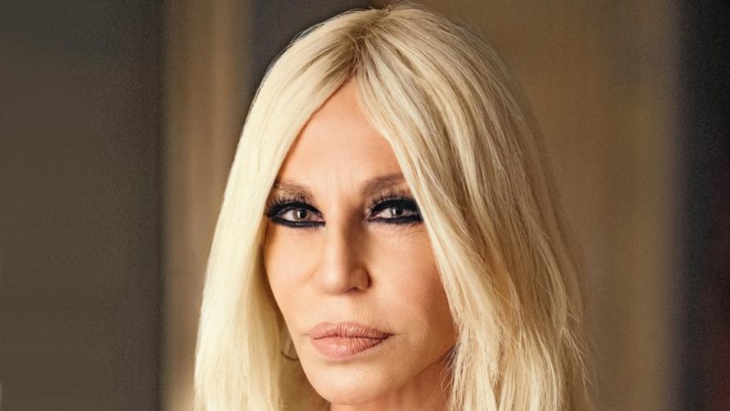 Donatella Versace posando