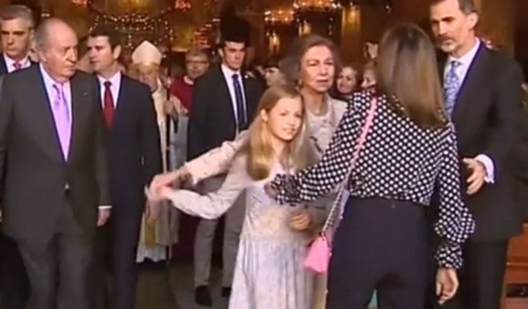 Letizia y Sofía peleándose