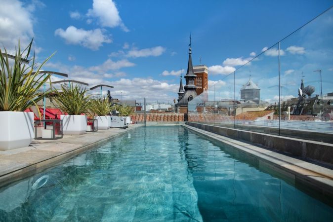 Piscina del hotel CR7