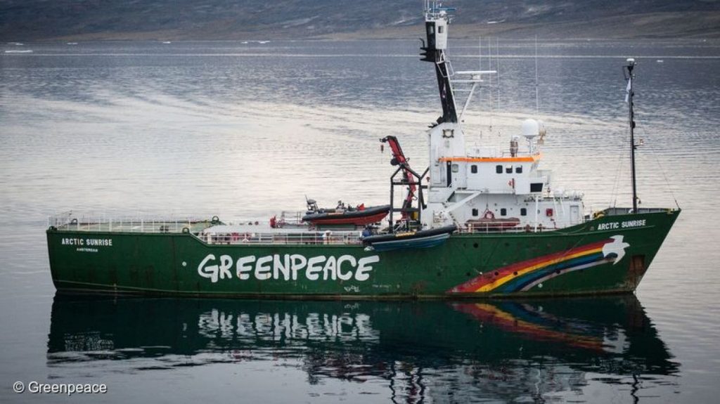 Greenpeace entrega 188.000 firmas al ministro de Transportes y Movilidad Sostenible exigiendo un abono único