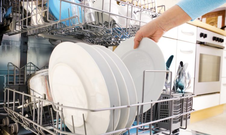 Fregar a mano vs. usar el lavavajillas - Blog Flota