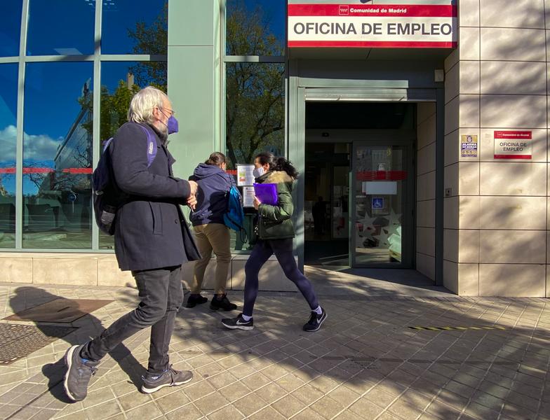 El paro registra una caída de 782.232 personas en 2021