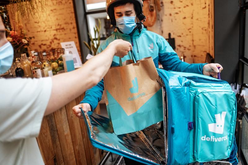 Deliveroo ingresó más de 8 millones de euros en 2021 por la distribución de 300 millones de pedidos