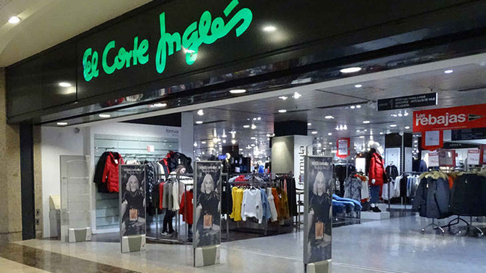 La elegante gabardina que El Corte Inglés ha rebajado un 50%