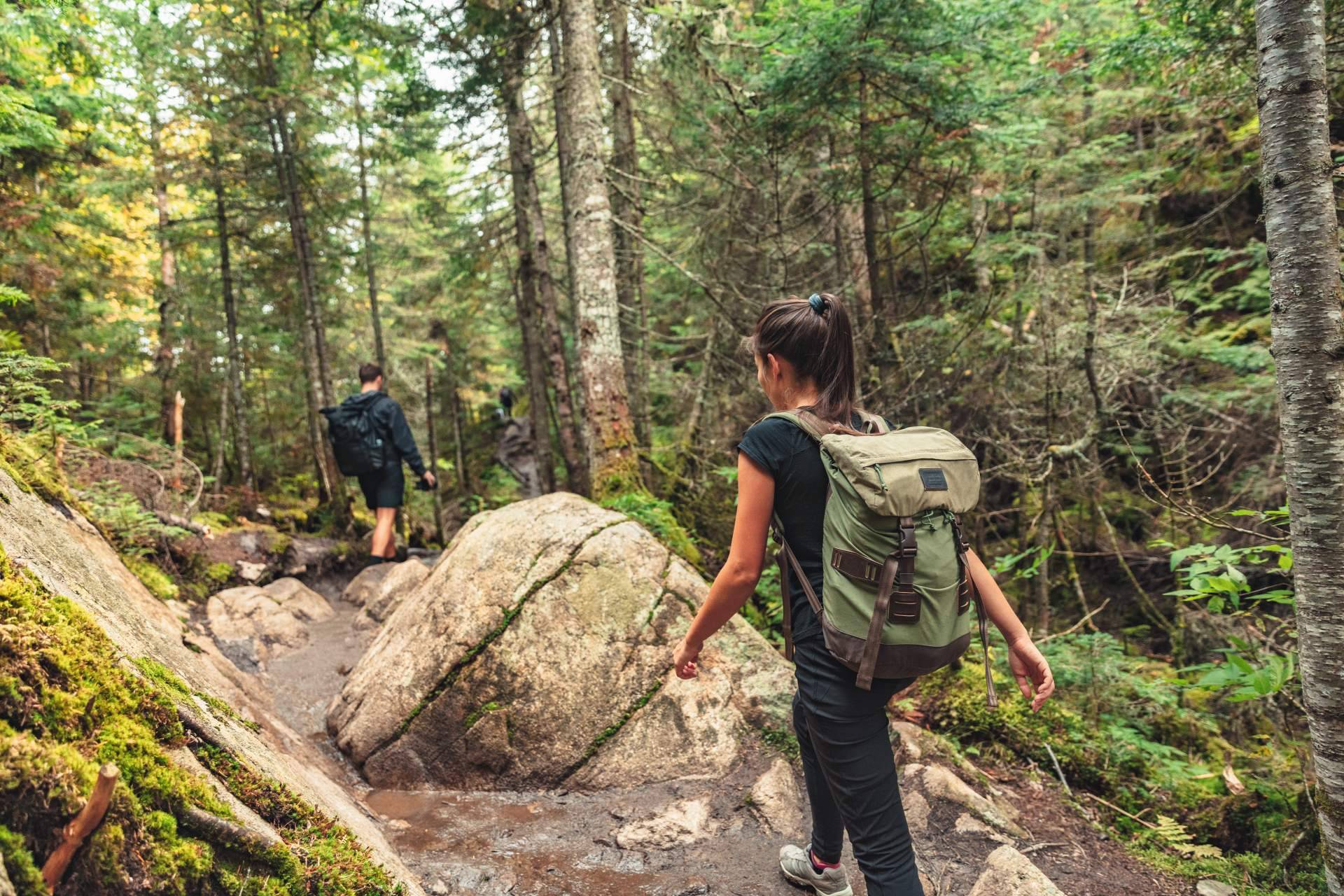 La equipación para practicar trekking elaborada con materiales reciclados que reducen el impacto medioambiental