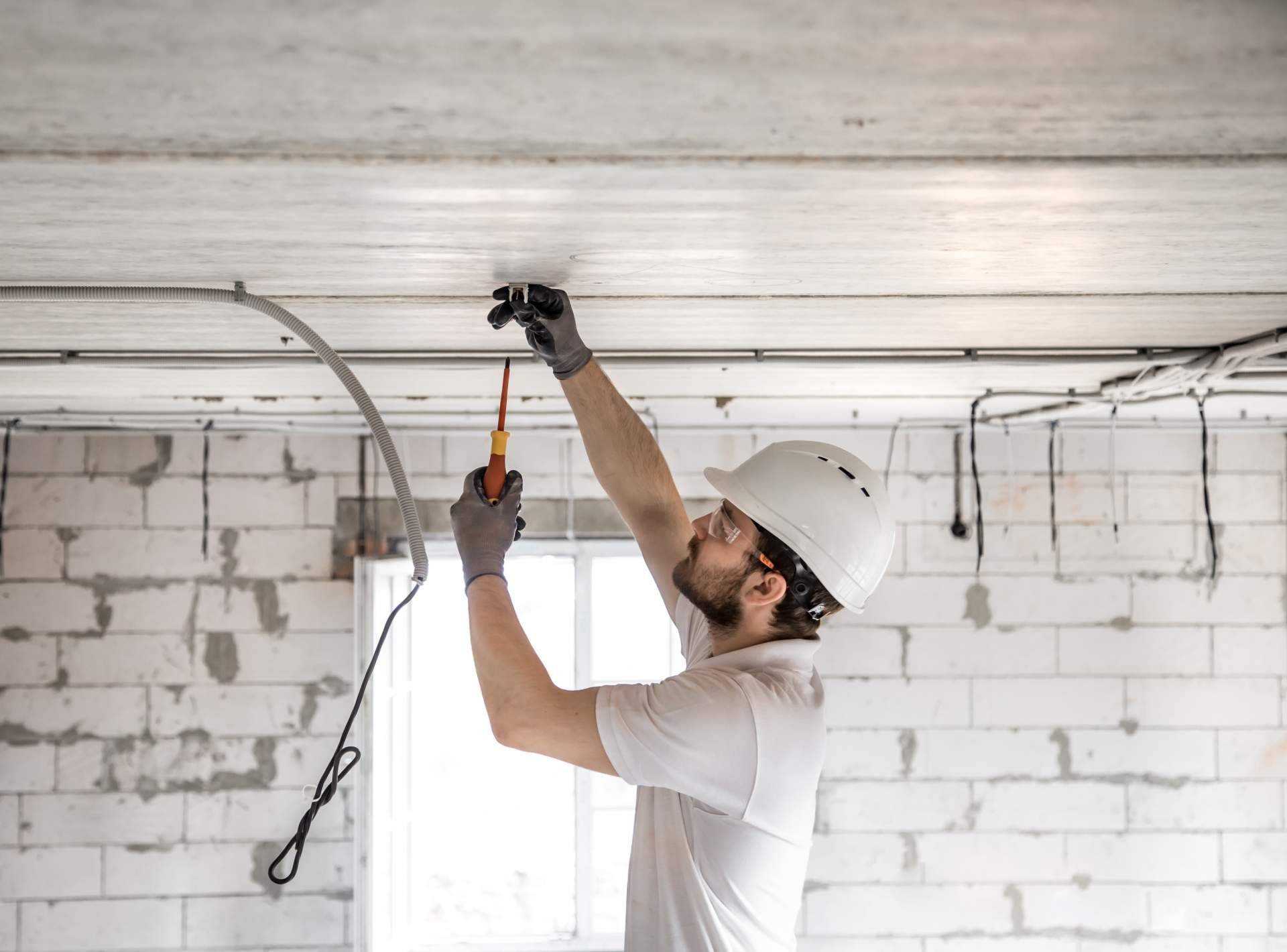 Los instaladores electricistas profesionales de la empresa Ubilla Reformas Integrales