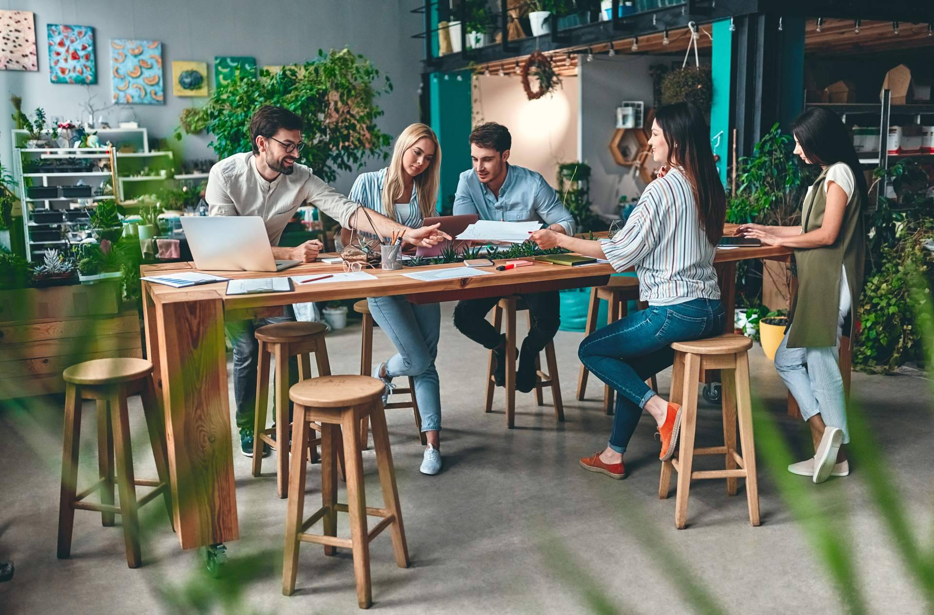 ¿Cuál es el modelo de coworking que propone Oficinas YA! para reducir los gastos de oficina?