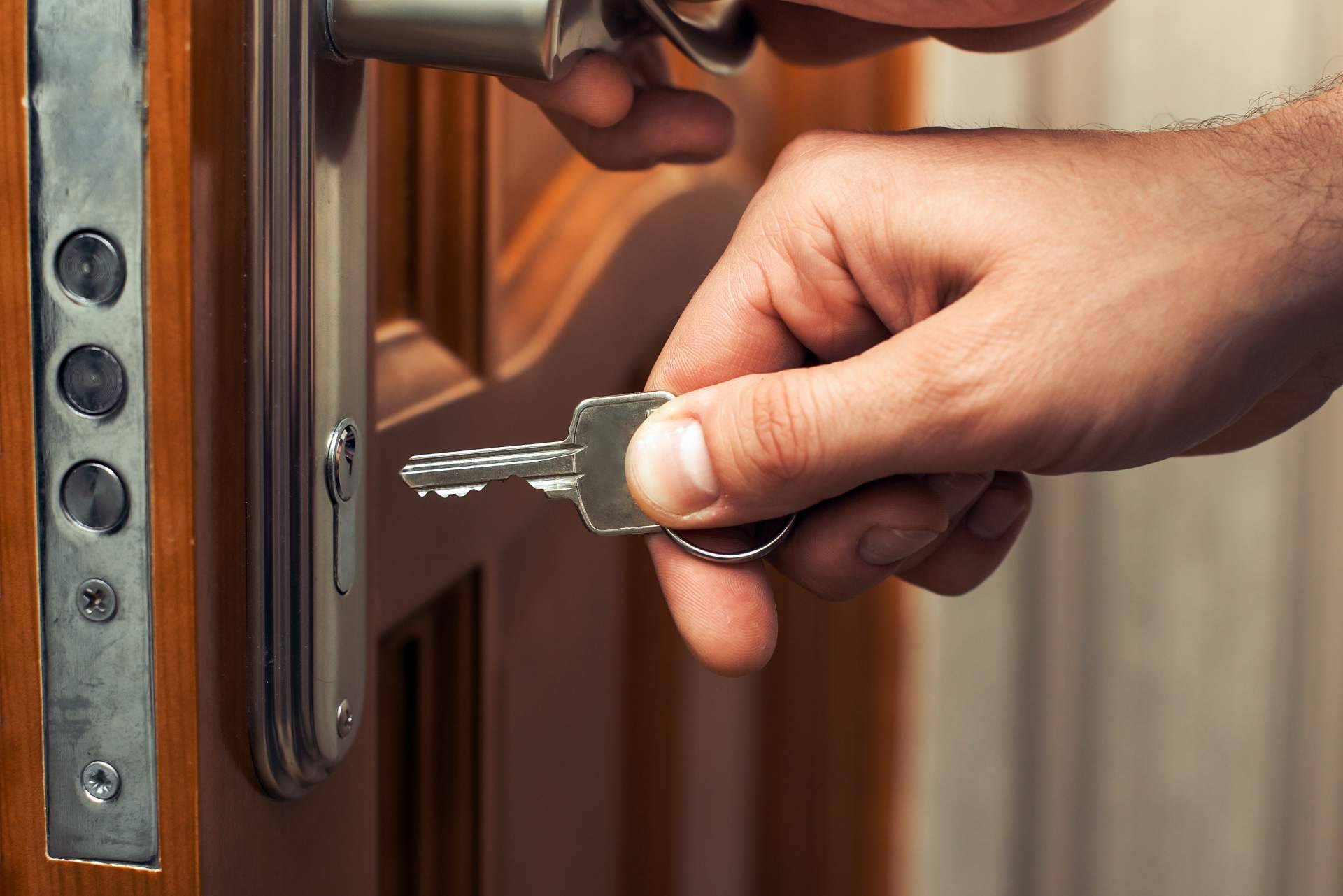 Mejorar la seguridad de la puerta del hogar o el negocio con Madrid Cerrajería