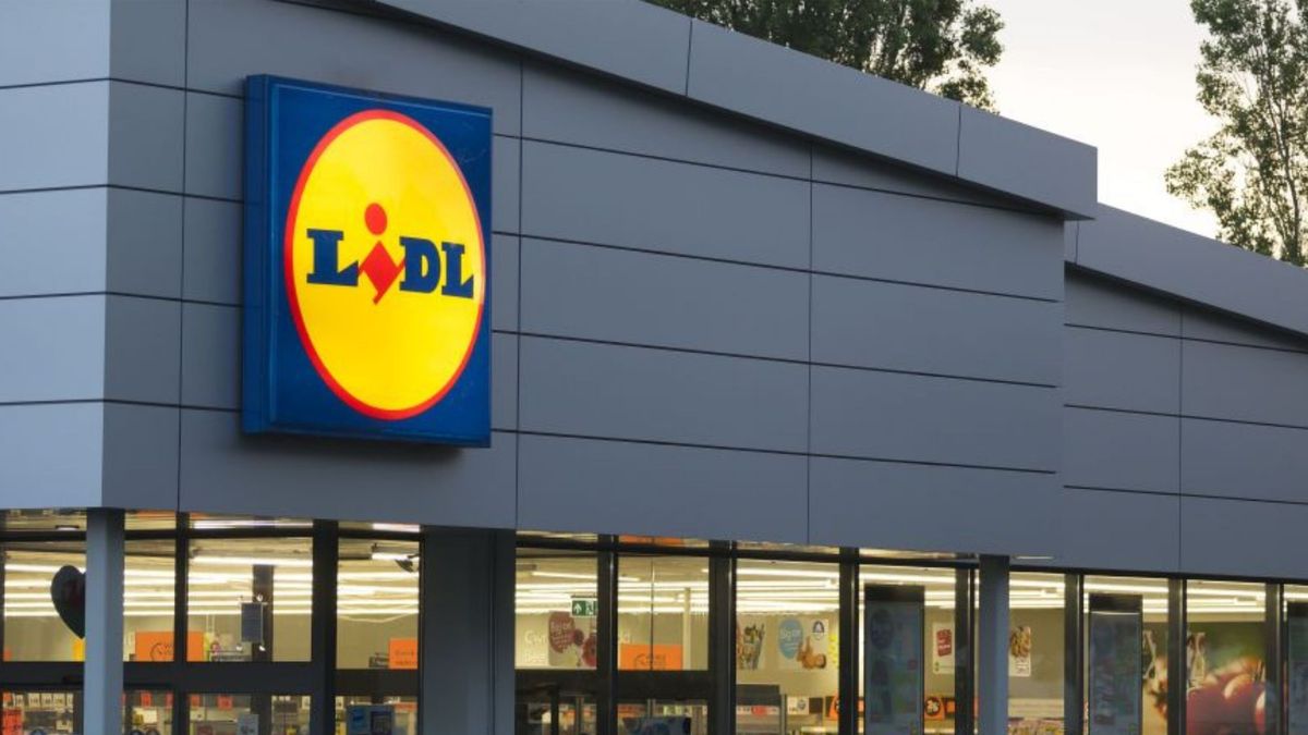 Lidl rebaja un 40% la cazadora negra que copia a las de Zara