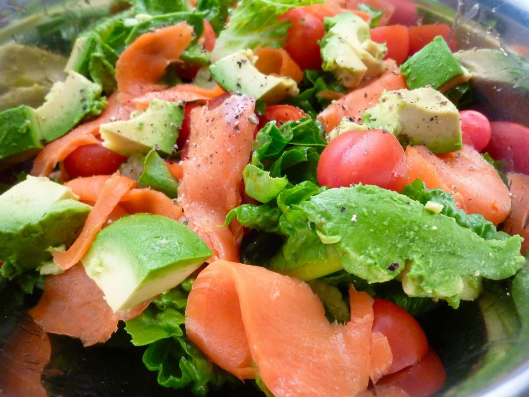 Ensalada de espinacas y salmón ahumado para sorprender a tu pareja