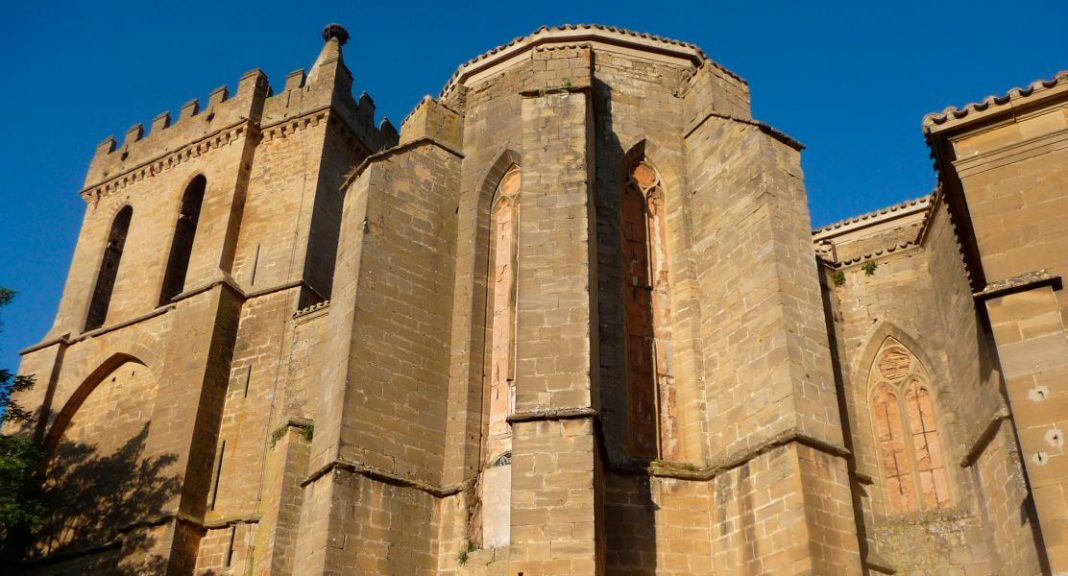 Pórtico de Santa María de los Reyes y la Torre Abacial