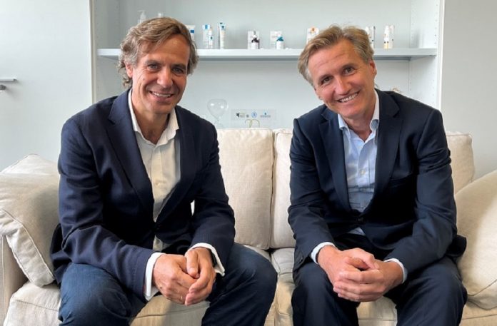 Foto de Pedro Díaz Yuste, CEO de Savia y director de Salud Digital de MAPFRE y Philippe Mottard, director general de L’Oréal Cosmética Activa