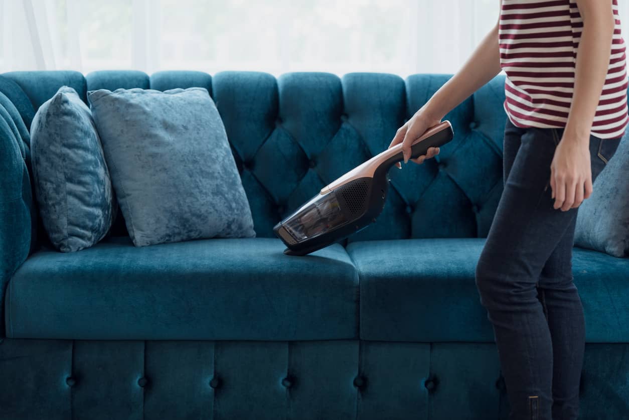El truco rápido y sencillo para limpiar tu sofá y dejarlo como el primer día
