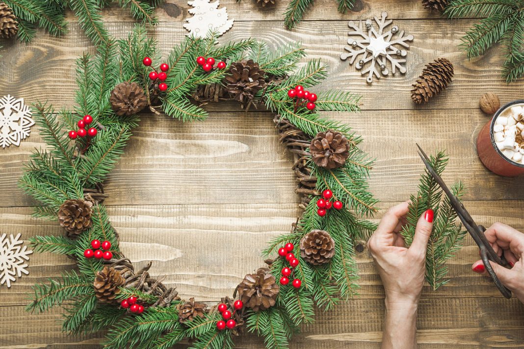 Una clásica corona o centro navideño