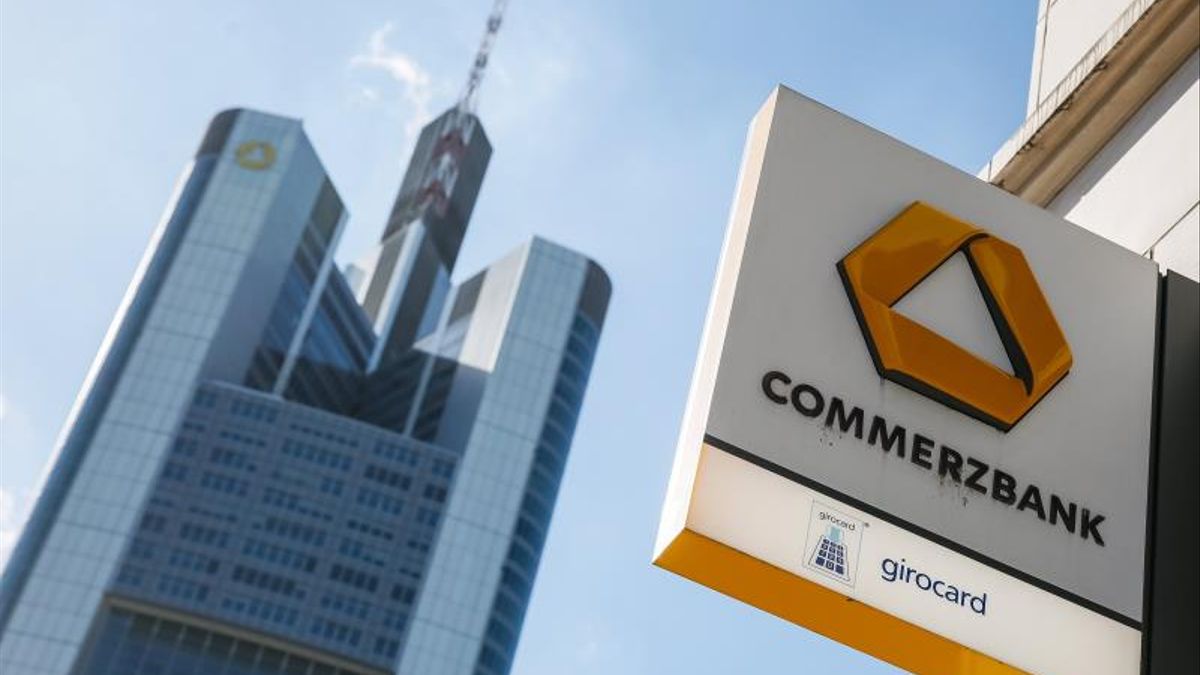 Commerzbank se marca un objetivo de RoTE del 12% y ganancias de 3.000 millones para 2027 antes de reunirse con UniCredit