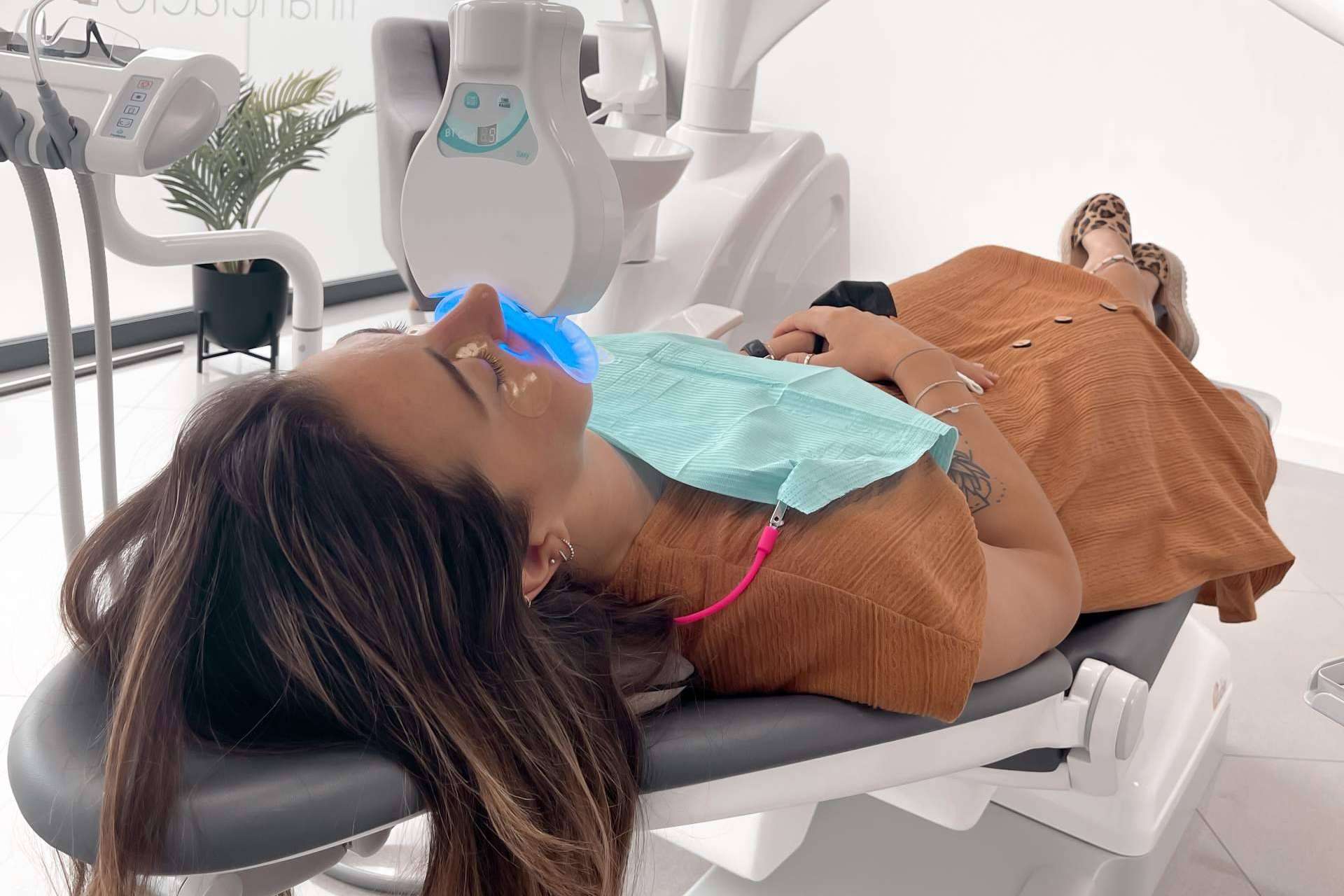 Tratamiento de blanqueamiento dental LED con la Clínica MG Dental & Estética Facial