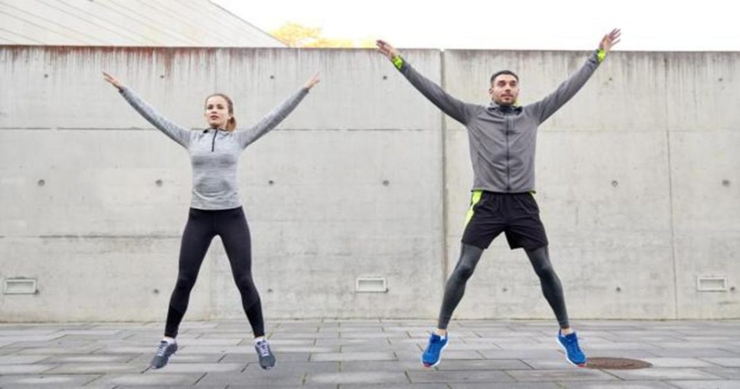 Ejercicios para perder 10 kilos: jumping jacks