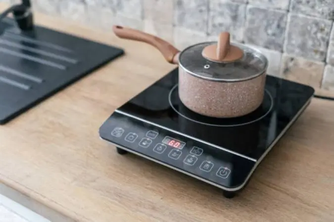 Lidl tiene una placa de inducción portátil con la que puedes cocinar en  cualquier lugar