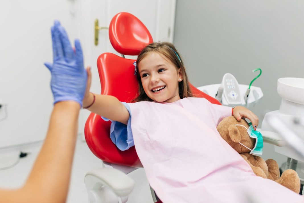 Niña en el dentista