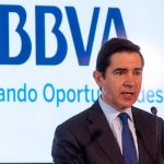 Carlos Torres (BBVA) encara días decisivos con el mensaje del ‘ahorro’ en la operación Sabadell