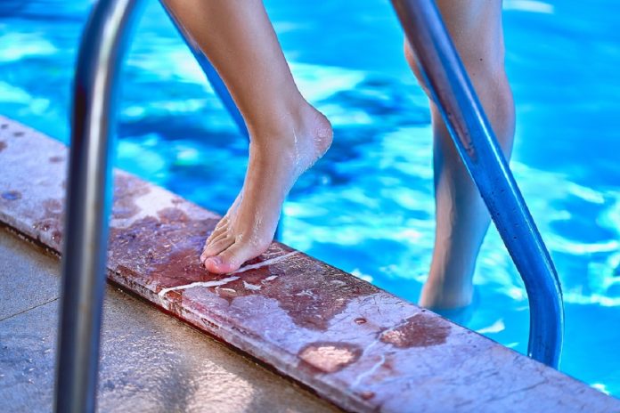 limpiar fondo de un piscina