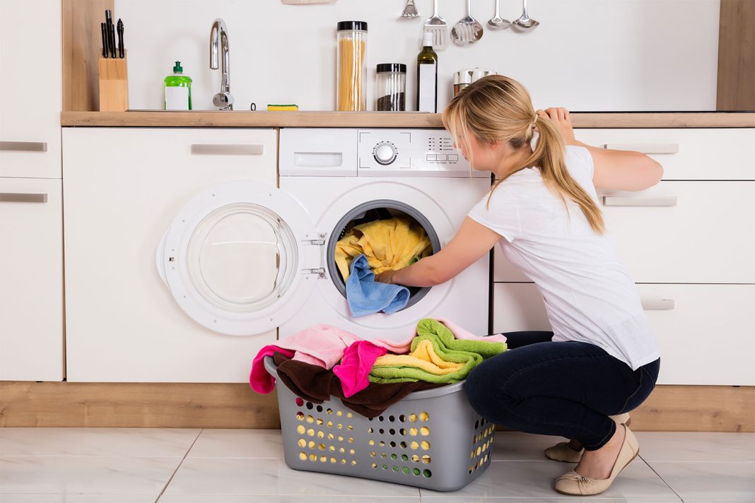 Mujer usando lavadora