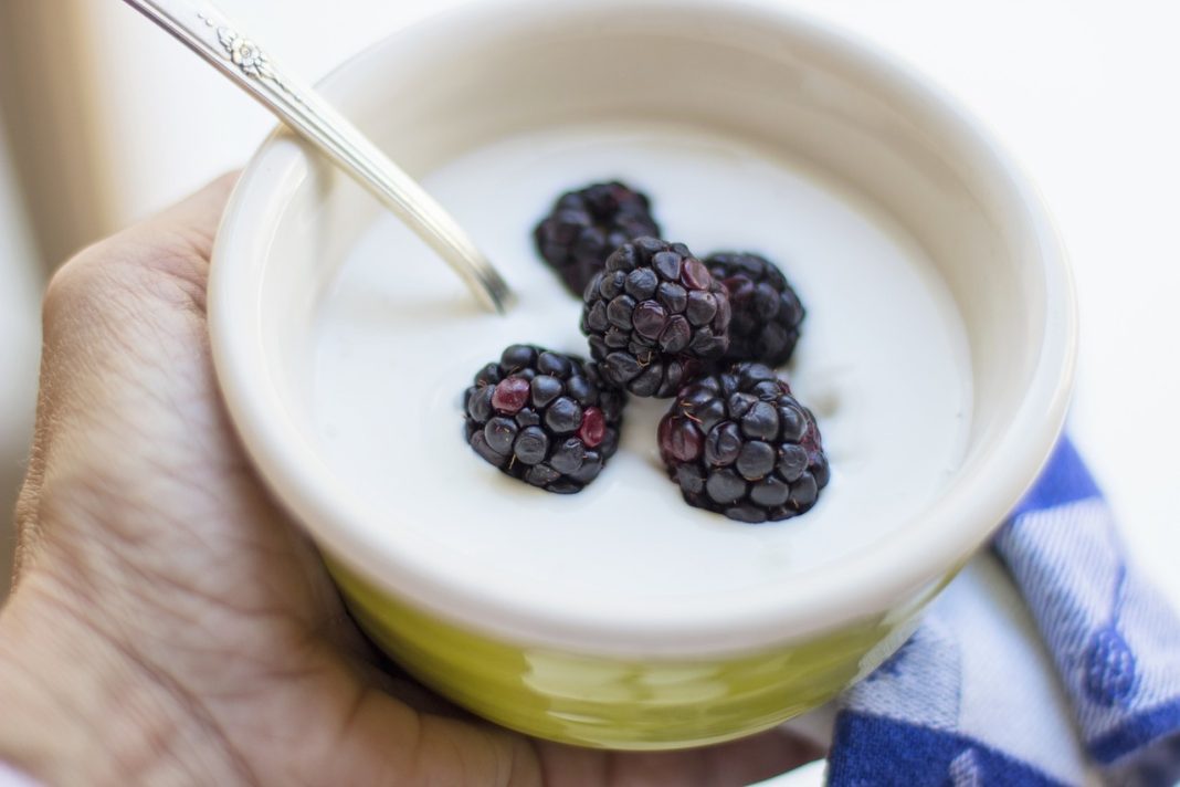 Yogur natural con frambuesas - Arrugas