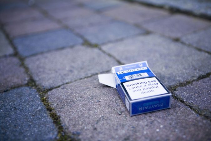 Cigarette pack lying on ground Merca2.es