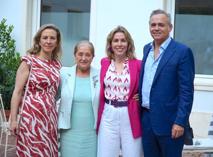 Las doctoras Marta Sánchez y Mercedes Cuesta con Ana Vega-Penichet y el doctor Manuel Conde