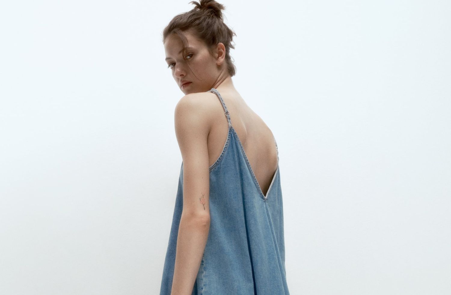 El vestido denim de Zara que ha enamorado a Raquel Bollo