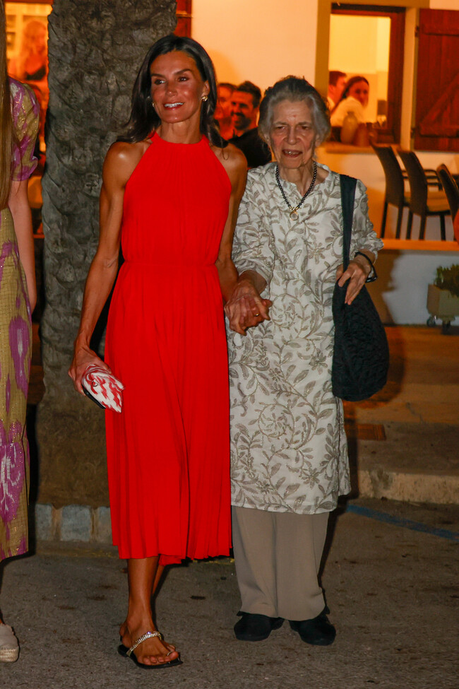 moda: El vestido naranja que podría llevar la reina Letizia en