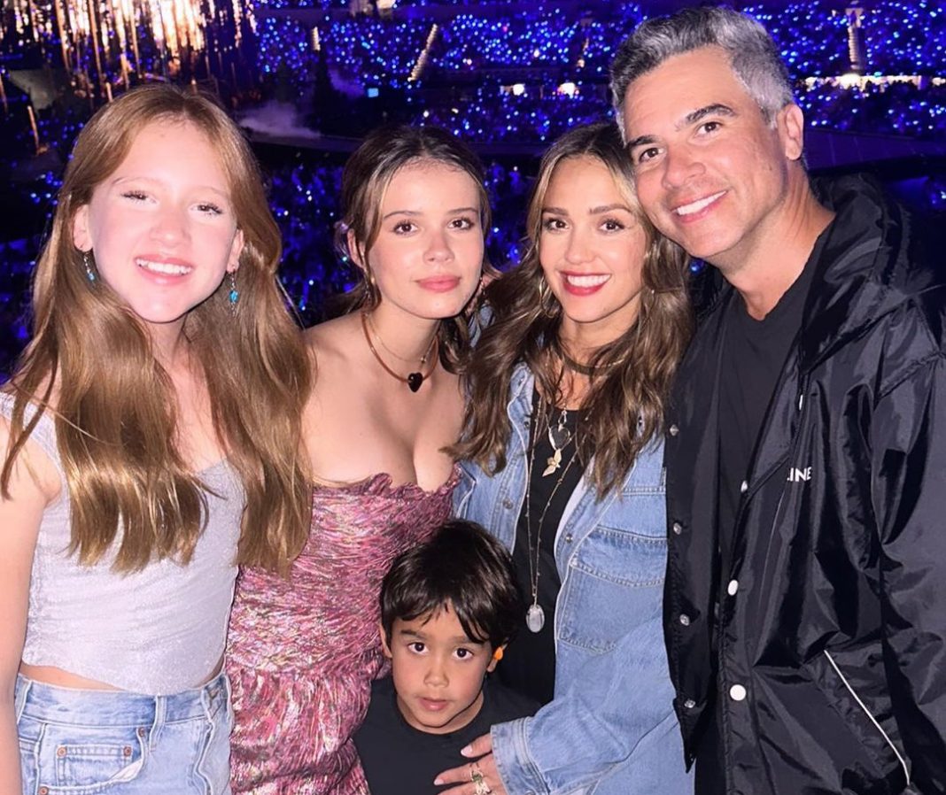 Jessica Alba posa con su familia