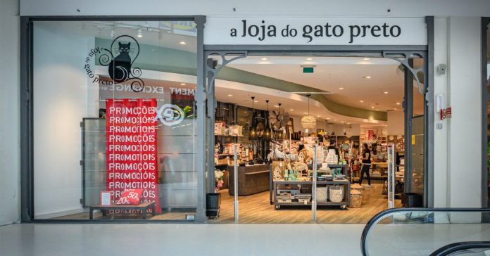 La decoración portuguesa ‘Gato do loja preto’ se pierde en el laberinto español