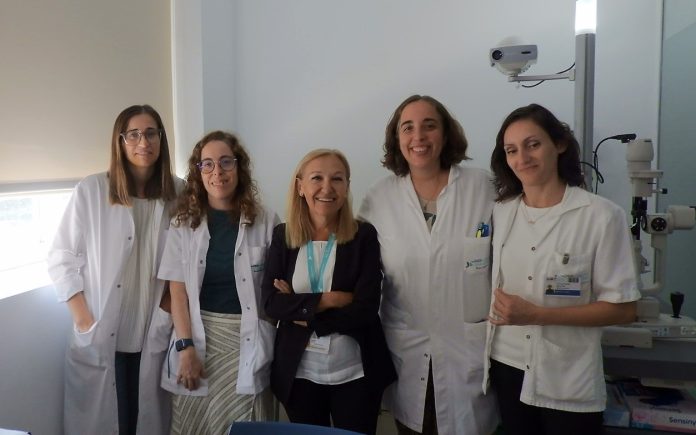 Dra. Carmen Ayuso con miembros del equipo del Servicio de Oftalmologia de la Fundación Jimenez Diaz