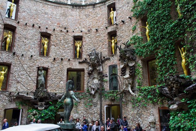 Girona Figueres Teatro Museo Dali Patio Merca2.es