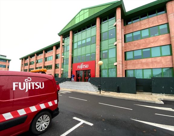 furgoneta compania fujitsu entrada sede fujitsu espana pozuelo alarcon Merca2.es