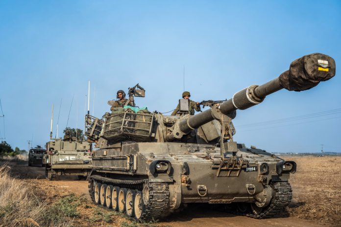 Un tanque de Israel se dirige a la ciudad de Sderot, atacada desde el viernes por Hamás