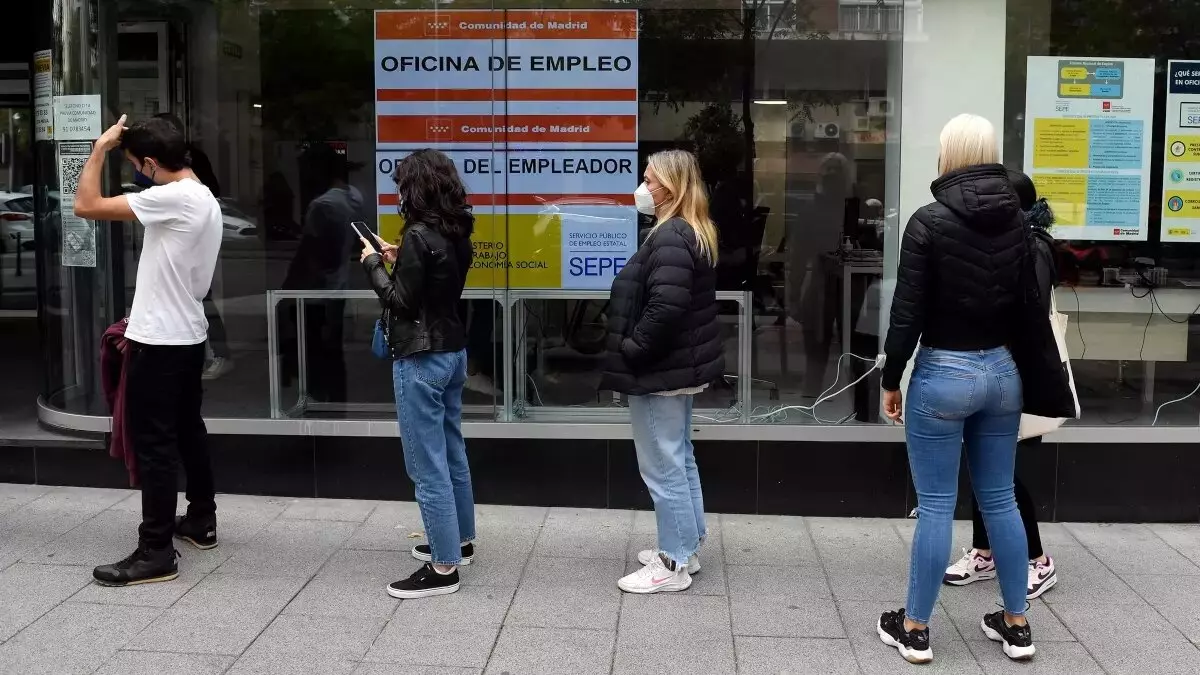 El sector privado rescata los datos de empleo del verano