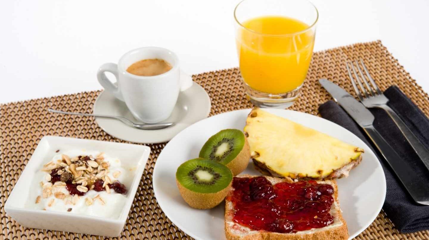 ¿Deberías comer desayuno sí o sí?