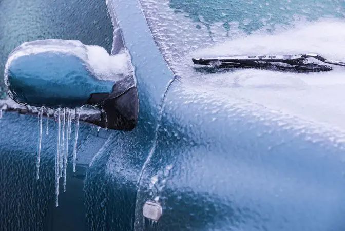 Cómo quitar el hielo del parabrisas de tu coche