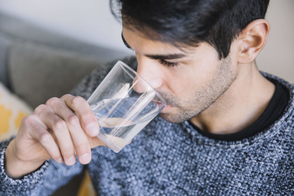 ¿Existen algunas precauciones a tener en cuenta al beber agua para adelgazar?