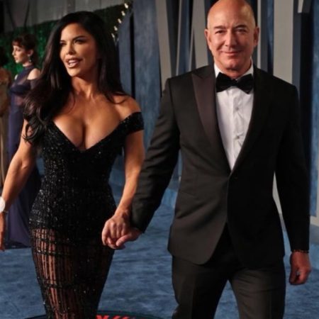 Jeff Bezos, dueño de Amazon, y su novia Lauren 