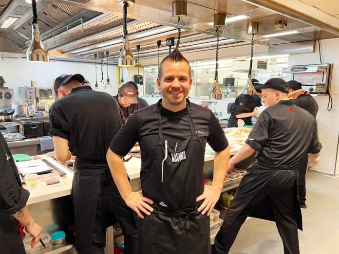 El cocinero madrileño con la brigada de DiverXo